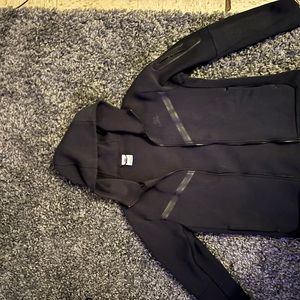 Black Nike tech jacket